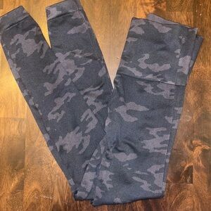 Spanx Camo leggings (crop)   Size S.